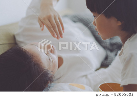 体調の悪いママを気遣う子ども 体調の悪いママを気遣う子ども 92005603