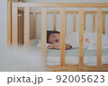 ベビーベッドでよく眠る赤ちゃん 92005623