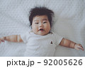 ご機嫌で嬉しそうな表情をする赤ちゃん 92005626