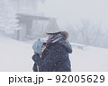 吹雪の雪の中の親子 92005629