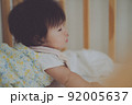 ベビーベッドから覗いた赤ちゃんの横顔 92005637