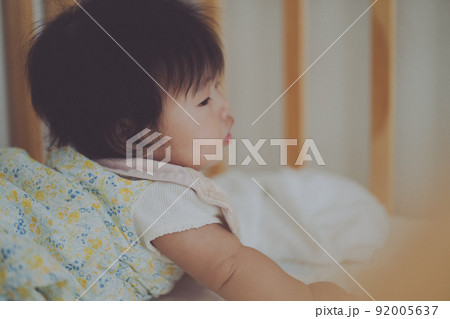ベビーベッドから覗いた赤ちゃんの横顔 92005637