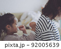 楽しそうにママに肩叩きをする女の子 92005639