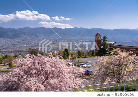 《山梨県》春の笛吹川フルーツ公園・甲府盆地の眺め 92005656