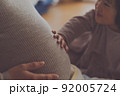 妹の誕生を嬉しいそうに待つ女の子 92005724