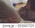 妹の誕生を嬉しいそうに待つ女の子 92005725