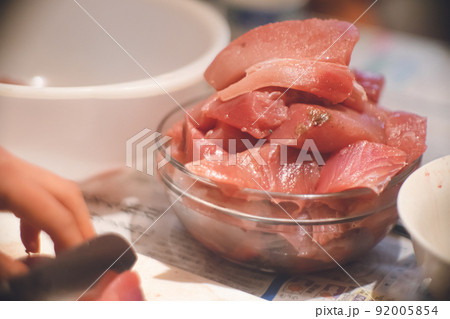 新鮮なカツオとマグロの料理 沖縄県離島宮古島家庭の食卓 92005854