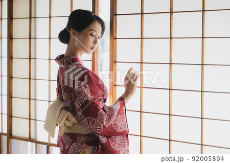 浴衣の女性 日本家屋 浴衣の女性 日本家屋 92005894