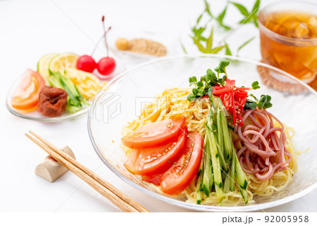 夏の味覚「冷やし中華」 冷麺 きゅうり、錦糸卵、かいわれを乗せて冷し中華 92005958