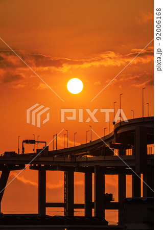 福岡都市高速と夕日 92006168