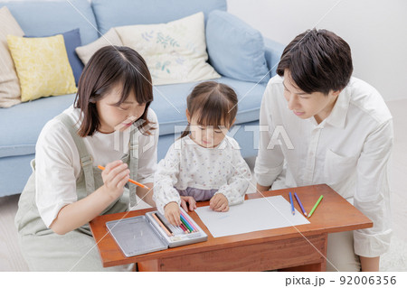 家族 子育て 笑顔 お絵かき 家族 子育て 笑顔 お絵かき 92006356