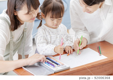 家族 子育て 笑顔 お絵かき 家族 子育て 笑顔 お絵かき 92006368