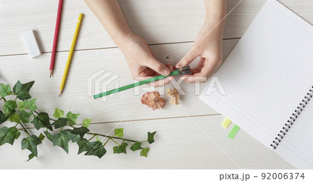 鉛筆を削る子供 92006374