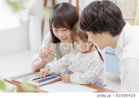 家族 子育て 笑顔 お絵かき 92006420