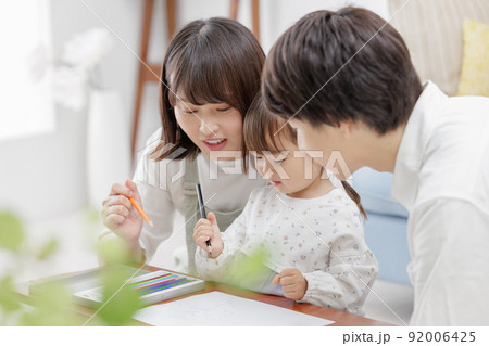 家族 子育て 笑顔 お絵かき 家族 子育て 笑顔 お絵かき 92006425