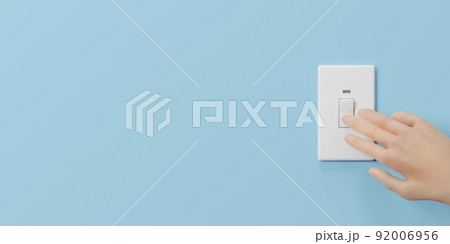 水色の壁の上のスイッチパネルとスイッチを切る手 / 節電・省エネルギー・電気料金値上げのイメージ 92006956