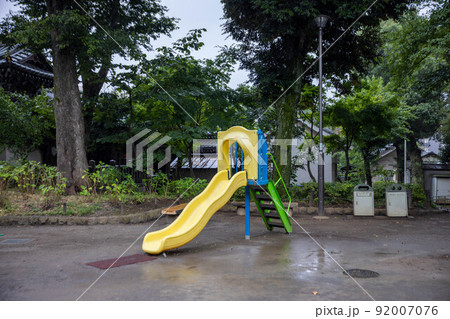 雨の日の誰もいない公園の滑り台 92007076
