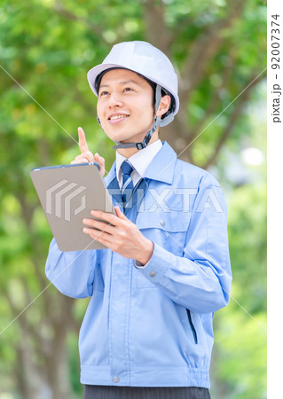 作業服の男性　グリーンバック 92007374