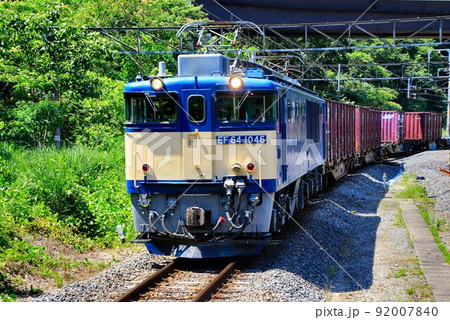 出雲街道・伯備線の山間を力強く走る…電気機関車EF64-1000が牽引するコンテナ貨物列車 92007840