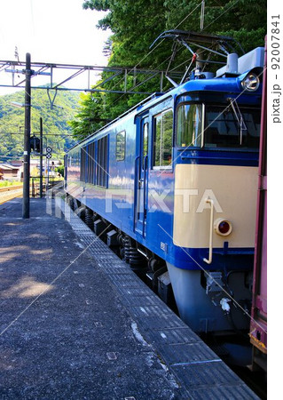 出雲街道・伯備線の山間を力強く走る…電気機関車EF64-1000が牽引するコンテナ貨物列車 92007841