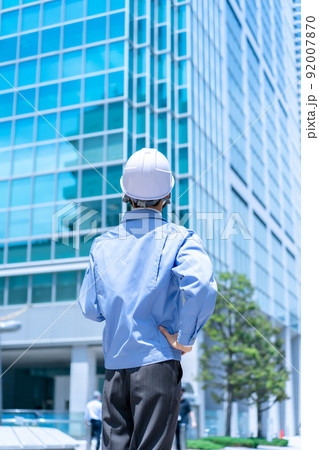 作業服の男性　ヘルメット　建設現場　タブレット 92007870