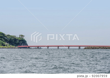 東尋坊観光船から望む雄島橋 92007959