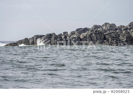 東尋坊観光船から望む雄島の裏側の岩場 92008025