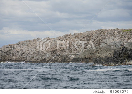 東尋坊観光船から望む雄島裏側の海岸 92008073