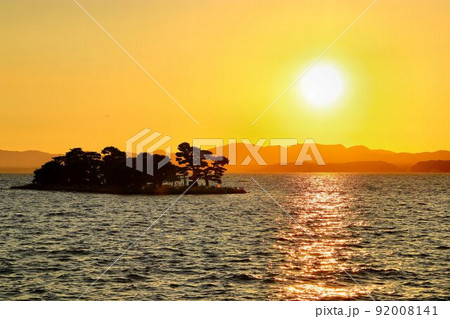 茜色に染まる松江・出雲の夕景…夕焼けの『宍道湖』 92008141