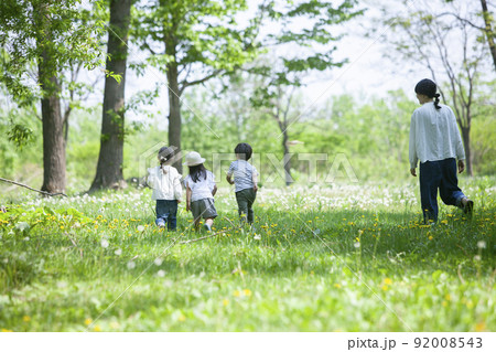 春の公園で遊ぶ子どもたち 92008543