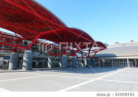 房総半島の山並みをイメージした中央プラザの赤い屋根 幕張メッセ 92008593