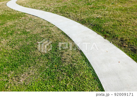 芝生広場の白い道　春のシンボルプロムナード公園（東京都お台場） 92009171