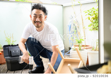 日曜大工をする男性 日曜大工をする男性 92010036