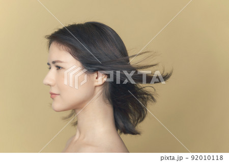 黒髪を風になびかせる女性　ヘアケアイメージ 92010118