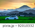 ドライブイメージ　田園風景と夕景の富士山 92010332