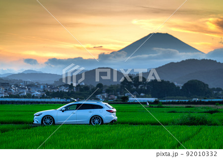 ドライブイメージ　田園風景と夕景の富士山 92010332