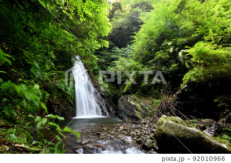 霧生滝(布引の滝) 【三重県津市白山町垣内】 霧生滝(布引の滝) 【三重県津市白山町垣内】 92010966