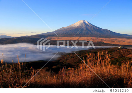 大平山から見る初冬の富士山と雲海に覆われる山中湖 大平山から見る初冬の富士山と雲海に覆われる山中湖 92011210