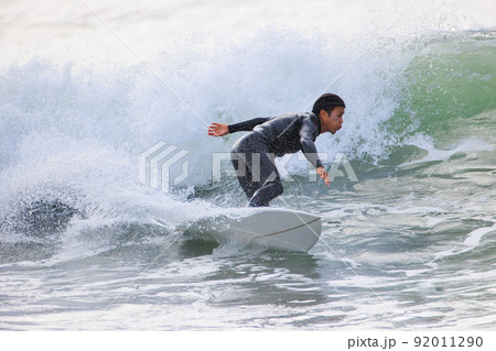 湘南の海でサーフィンを楽しむ男性 湘南の海でサーフィンを楽しむ男性 92011290