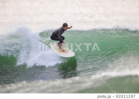 湘南の海でサーフィンを楽しむ男性 92011297