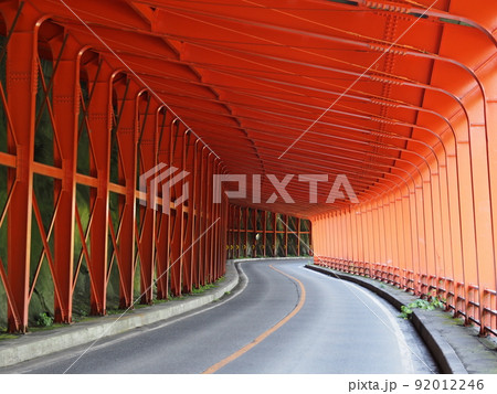 新潟県魚沼市にある赤いスノーシェッド 92012246