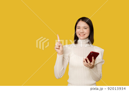 スマホを持って案内する女性 92013934