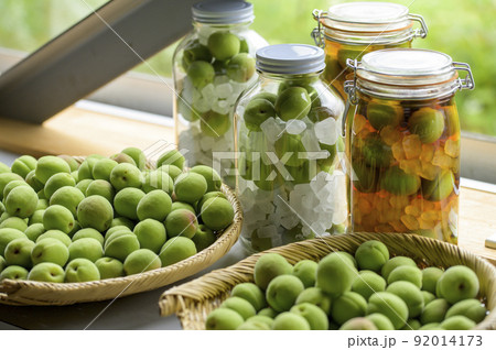 Making Japanese apricot syrup and liqueur. 92014173
