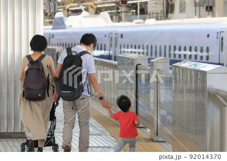 新幹線ホームの家族　ファミリー　東京駅 92014370