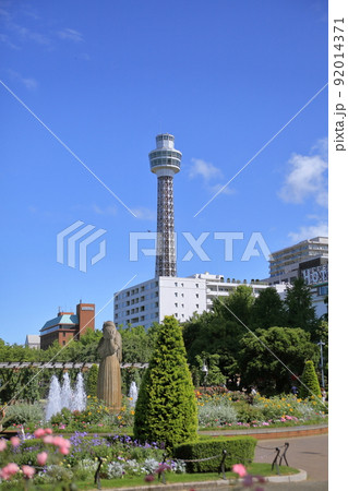 山下公園とリニューアルした横浜マリンタワー 92014371