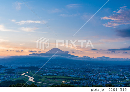 (静岡県)夕暮れ迫る静岡県東部の町並みと富士山 (静岡県)夕暮れ迫る静岡県東部の町並みと富士山 92014516