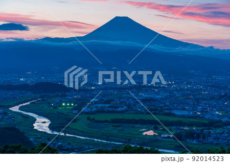 （静岡県）夕暮れ迫る静岡県東部の町並みと富士山 92014523