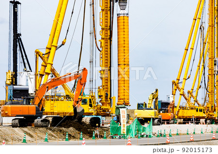 荒川第二調整池地盤改良工事 杭打ち機の写真素材 [92015173] - PIXTA