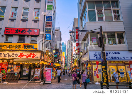 日本の東京都市景観 7月・猛暑日。BA.5増加だが行動制限はまだない。池袋駅西口の小町通りなど=1日 日本の東京都市景観 7月・猛暑日。BA.5増加だが行動制限はまだない。池袋駅西口の小町通りなど=1日 92015454