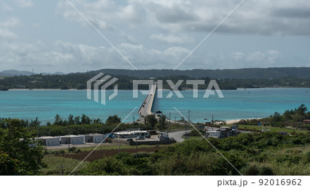 沖縄県国頭郡今帰仁村の古宇利オーシャンタワーの駐車場から観える古宇利大橋とカエル島と青い海 沖縄県国頭郡今帰仁村の古宇利オーシャンタワーの駐車場から観える古宇利大橋とカエル島と青い海 92016962